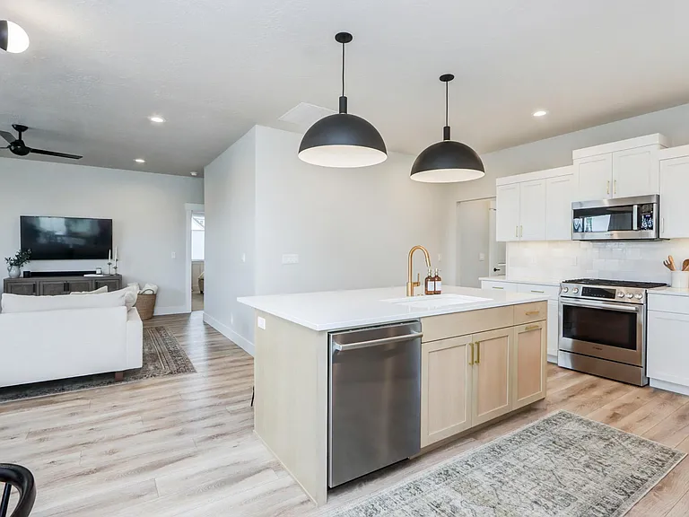 2032 E Presidential Dr — Photo 18