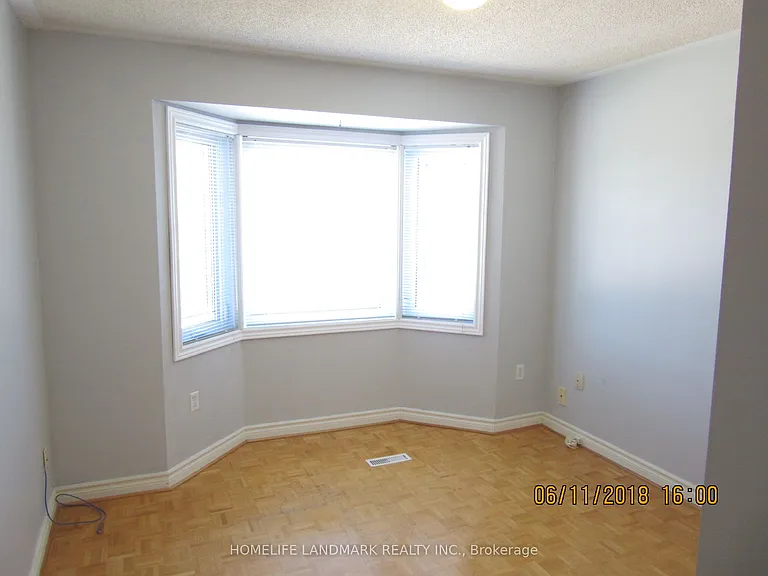 279 Chambers Cres — Photo 16