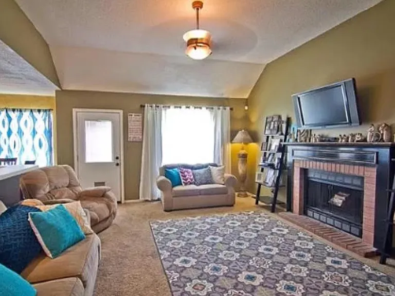 838 Edgewood Cir — Photo 2