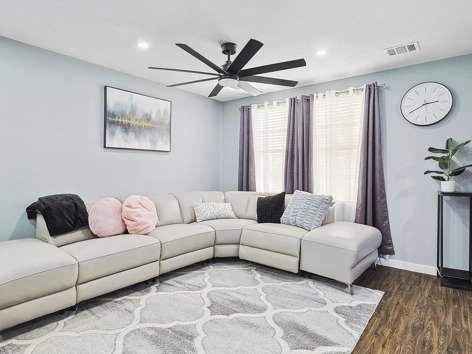 3 bed, 2.5 bath, 2313 sqft, $7,900 — Photo 4