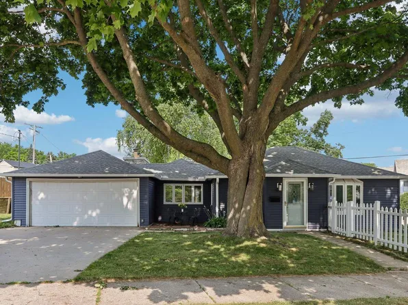 210 Prospect AVENUE, Pewaukee, WI 53072