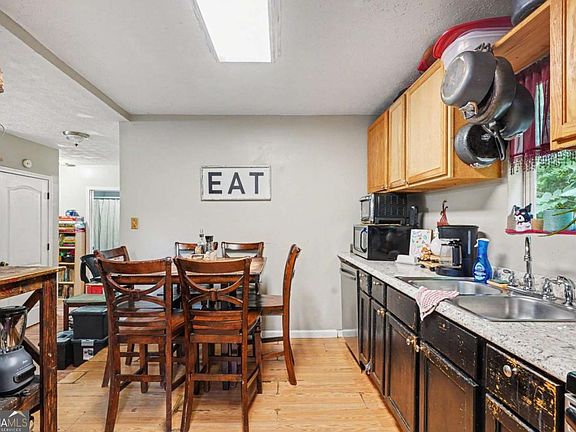 3rd image of 319 W Broadway St