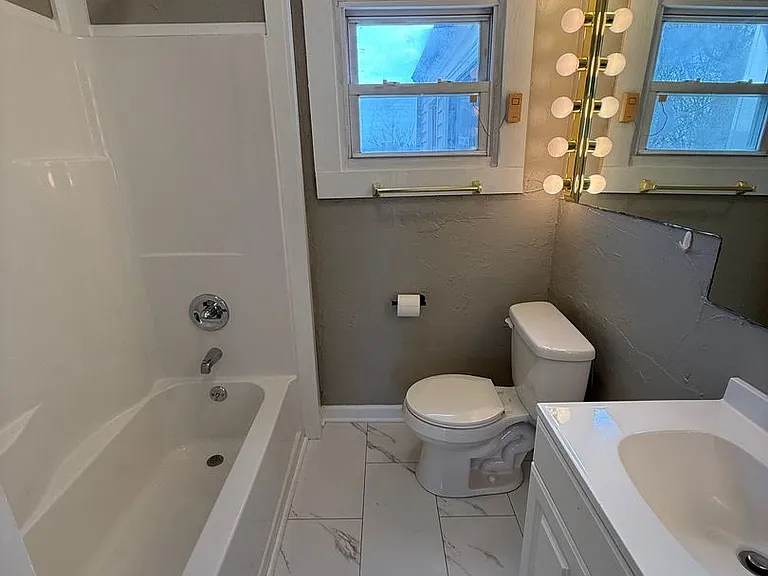 2522 Ramona St — Photo 9