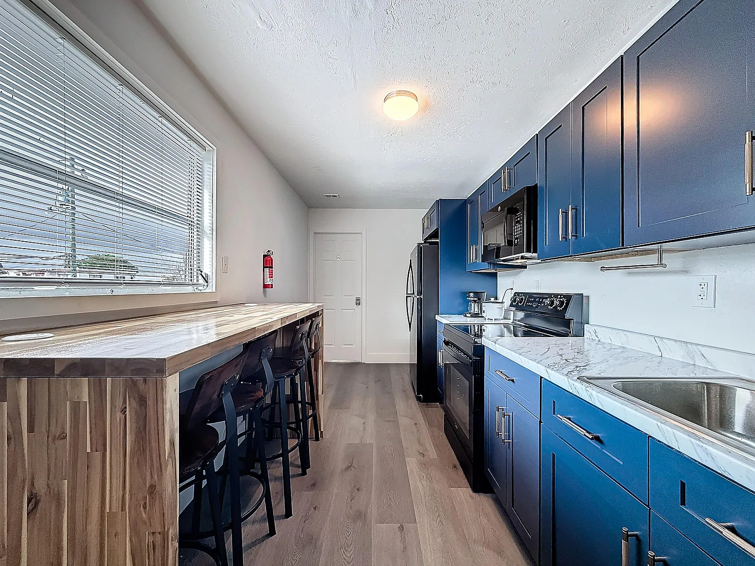 4 bed, 1.0 bath, 800 sqft, $1,196 — Photo 3