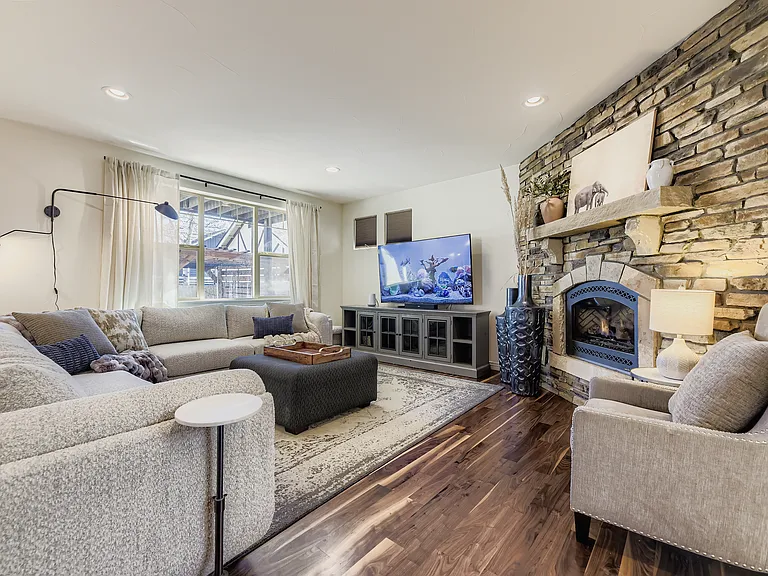 MAIN LIVING ROOM