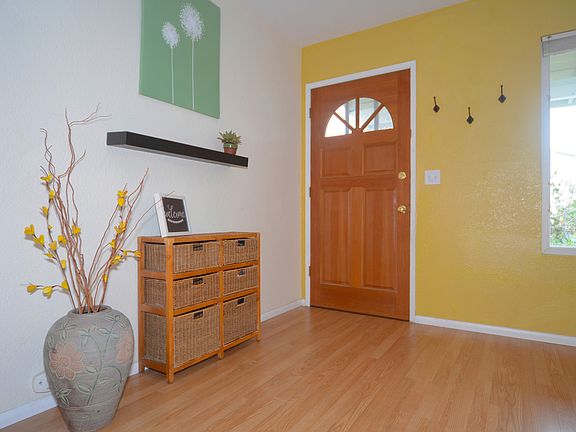 2nd image of 525 Carol Pl