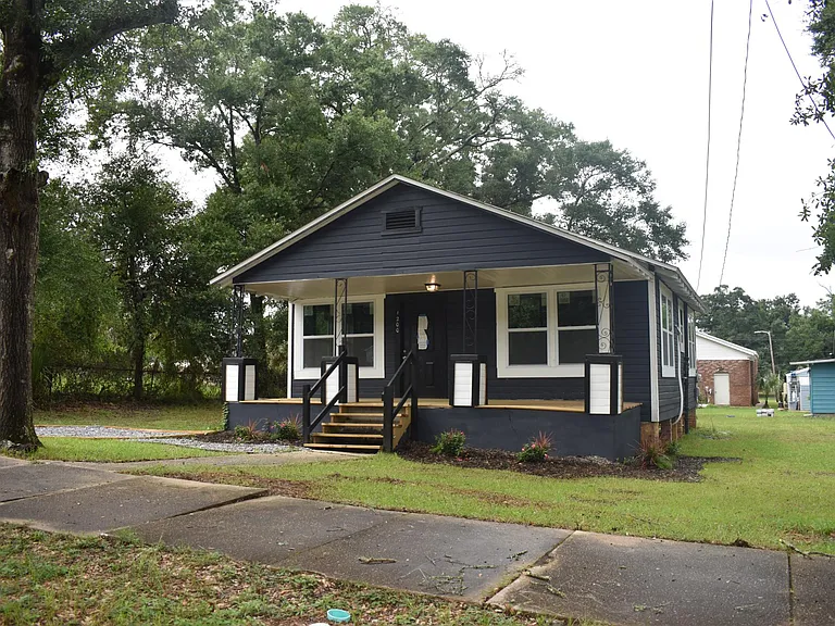 1200 W Lee St — Photo 1