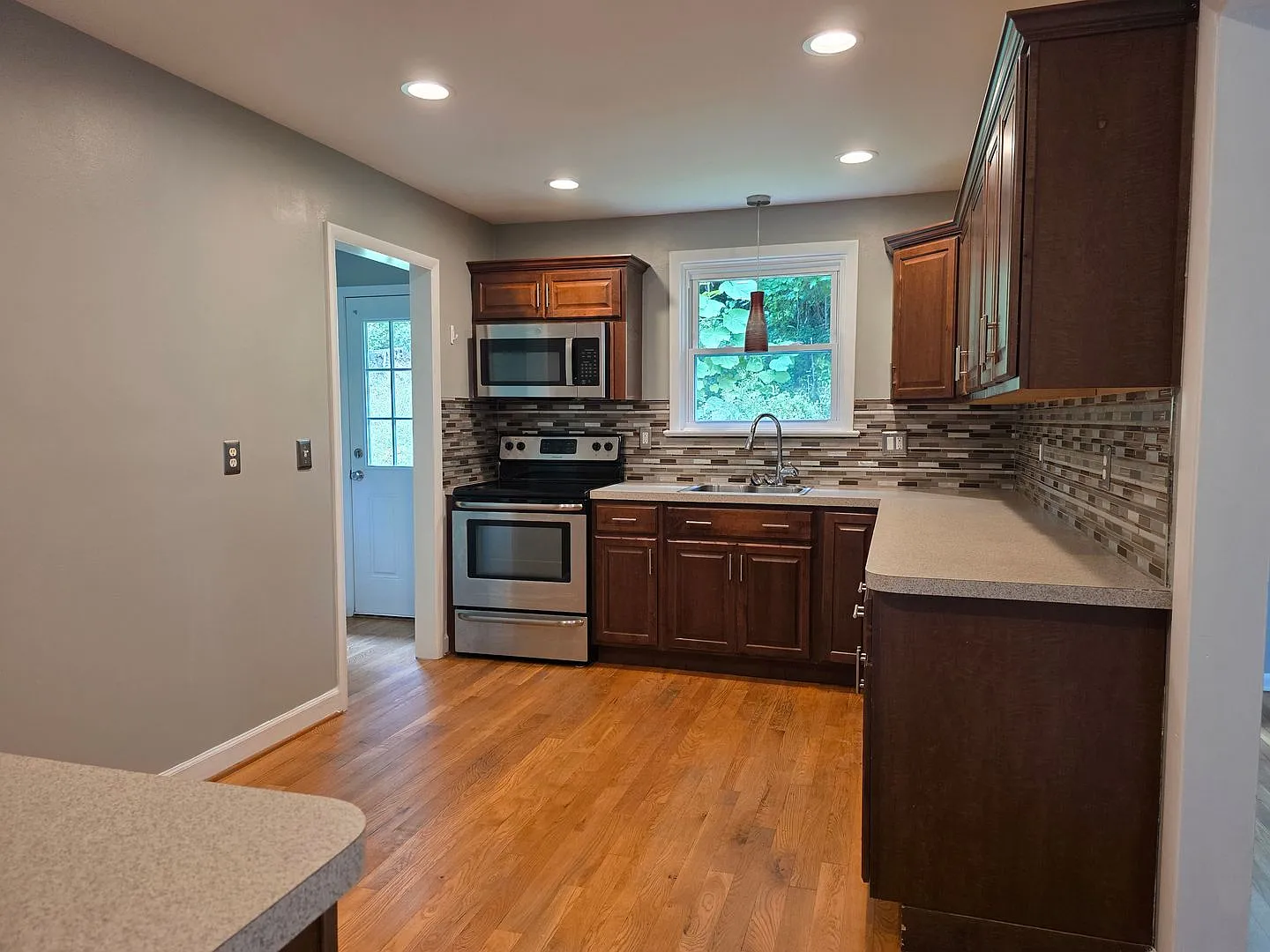 4 bed 2 bath available now in Newark DE! — Photo 4