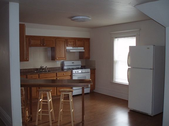3rd image of 559 1/2 College Ave