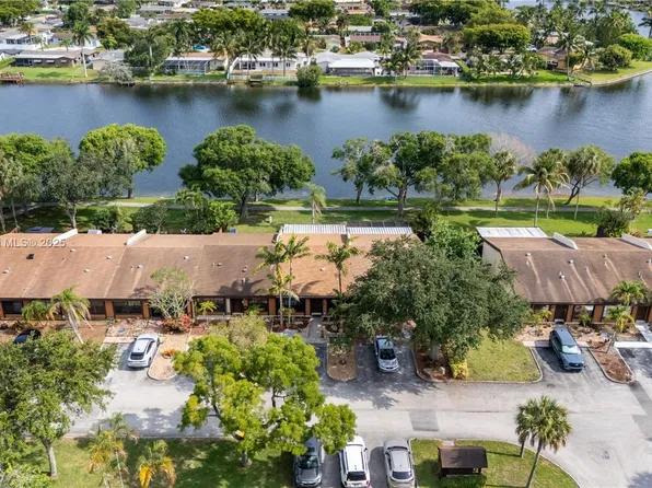 10760 Hickory Ave, Pembroke Pines, FL 33026