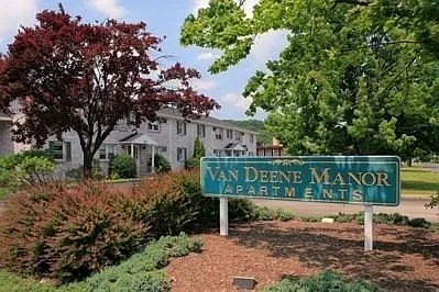 Van Deene Manor — Photo 10