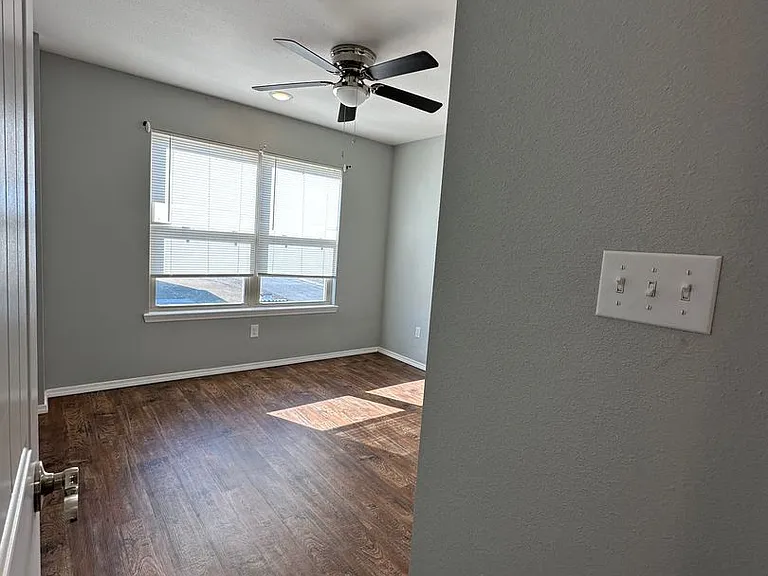 96 N School St — Photo 21