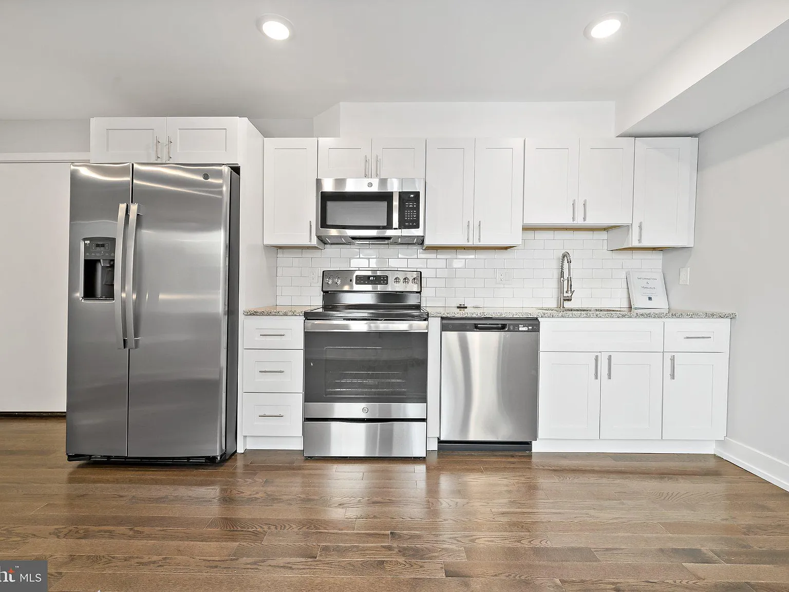 2 bed, 2.0 bath, 950 sqft, $2,100 — Photo 2