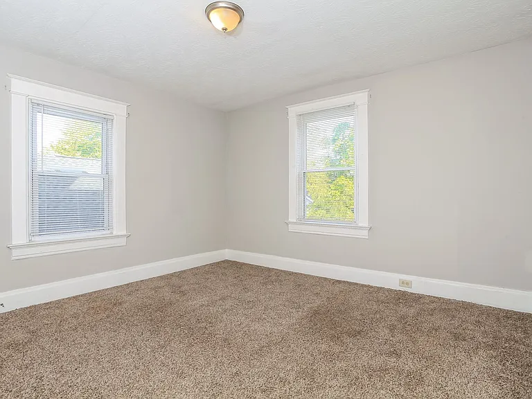 655812_026_bedroom_13136609.jpg