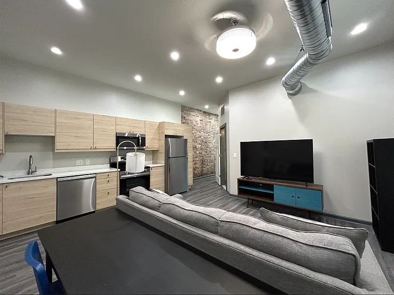50 E Utica St #1A — Photo 2