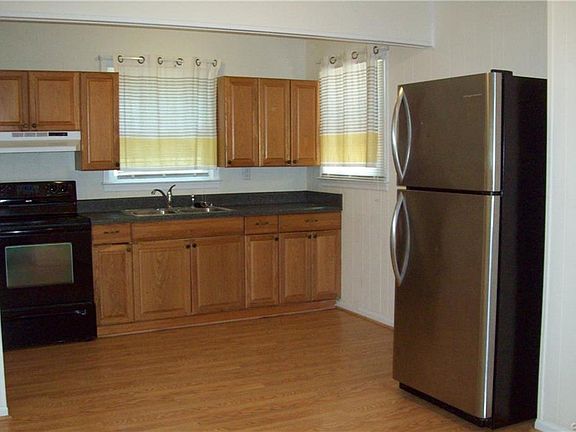 2nd image of 2903 Hartman St