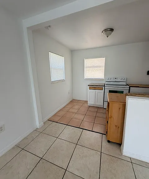 936 Lakeview Dr — Photo 8