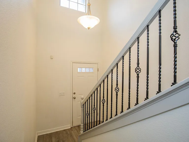 786 W Breeze Cv — Photo 2