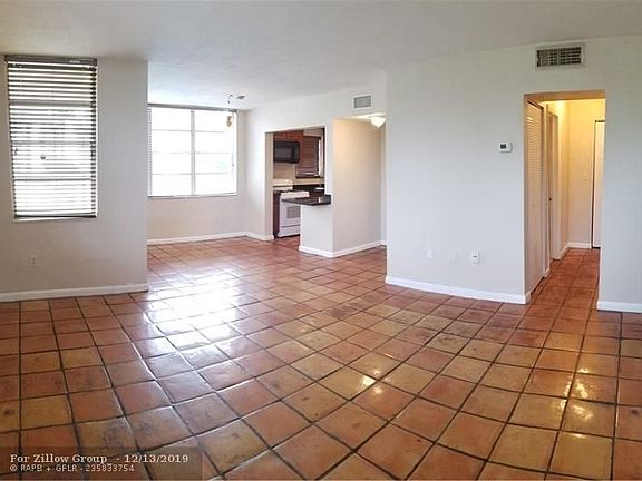 5th image of 2175 NE 170th St APT 101
