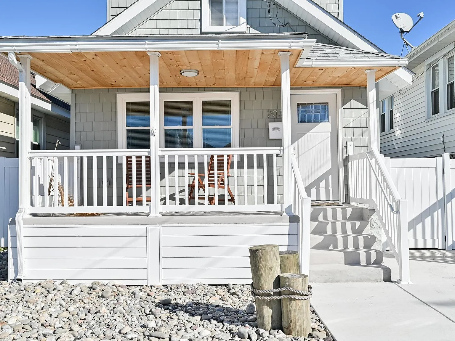 3 bed, 2.0 bath, 1409 sqft, $2,100 — Photo 1