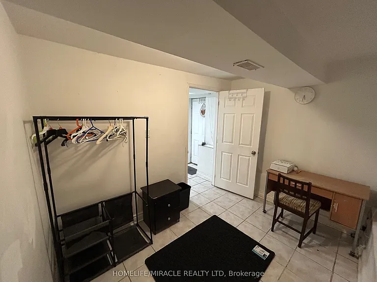 568 Oakwood Ave #BASEMENT — Photo 10