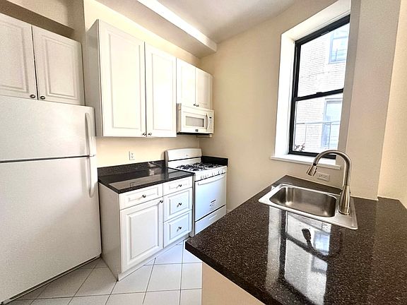 3rd image of 110 Bennett Ave APT Me