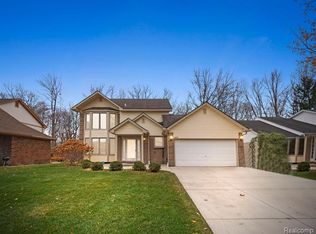 462 Daylily Dr, Rochester Hills, MI 48307