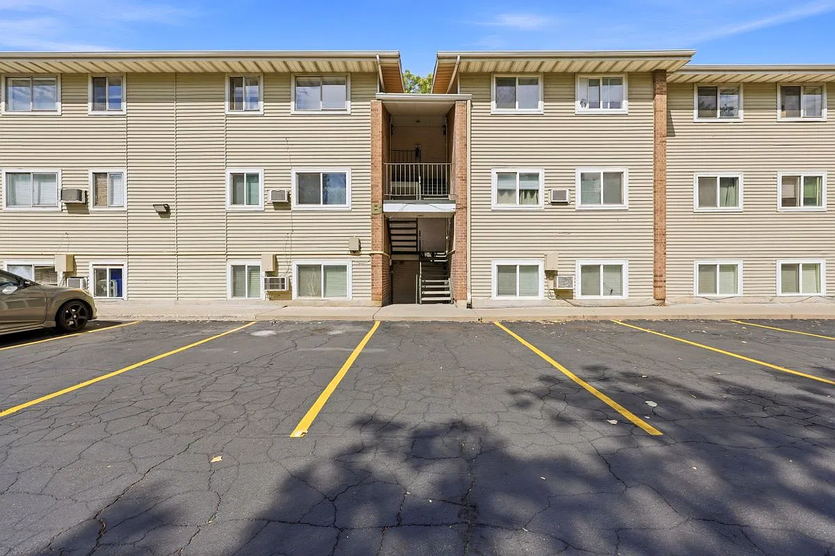 2 bed, 1.0 bath, 618 sqft, $1,700 — Photo 1
