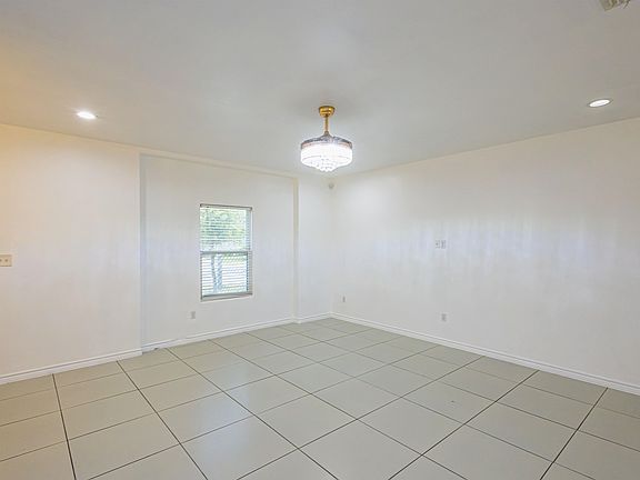 5th image of 216 John Irving Dr
