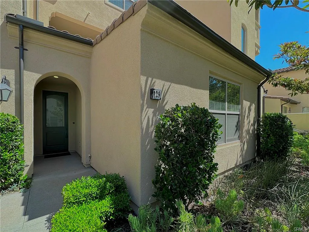 3 bed, 3.5 bath, 1489 sqft, $4,450 — Photo 2