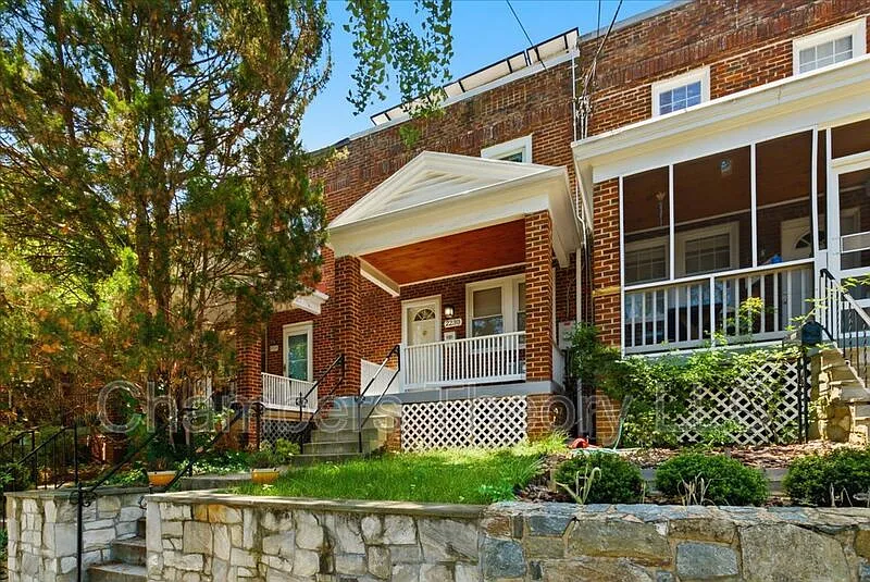 3 bed, 2.0 bath, 1400 sqft, $5,000 — Photo 2