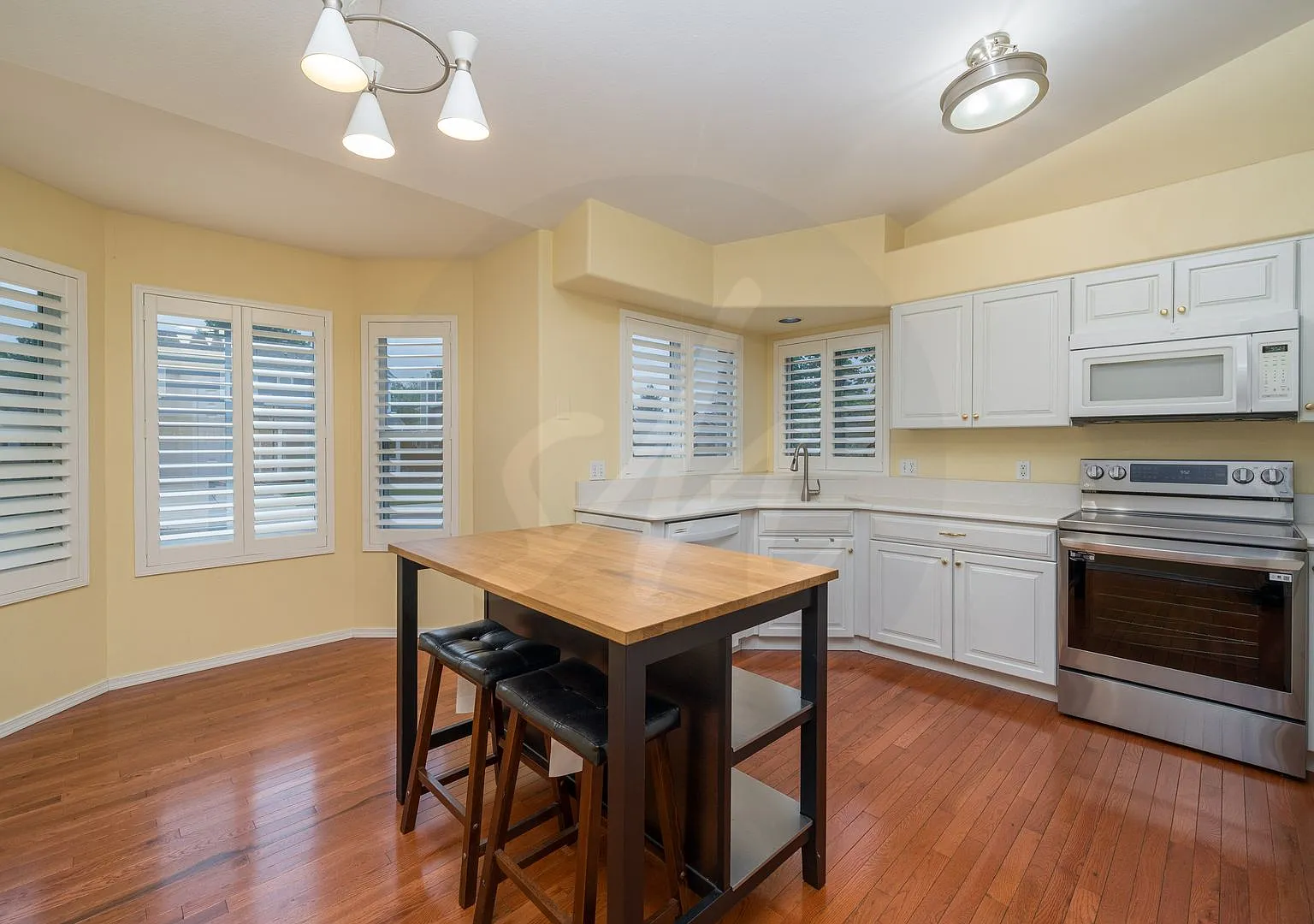 Beautiful Ranch Home in Charleston Place — Photo 4