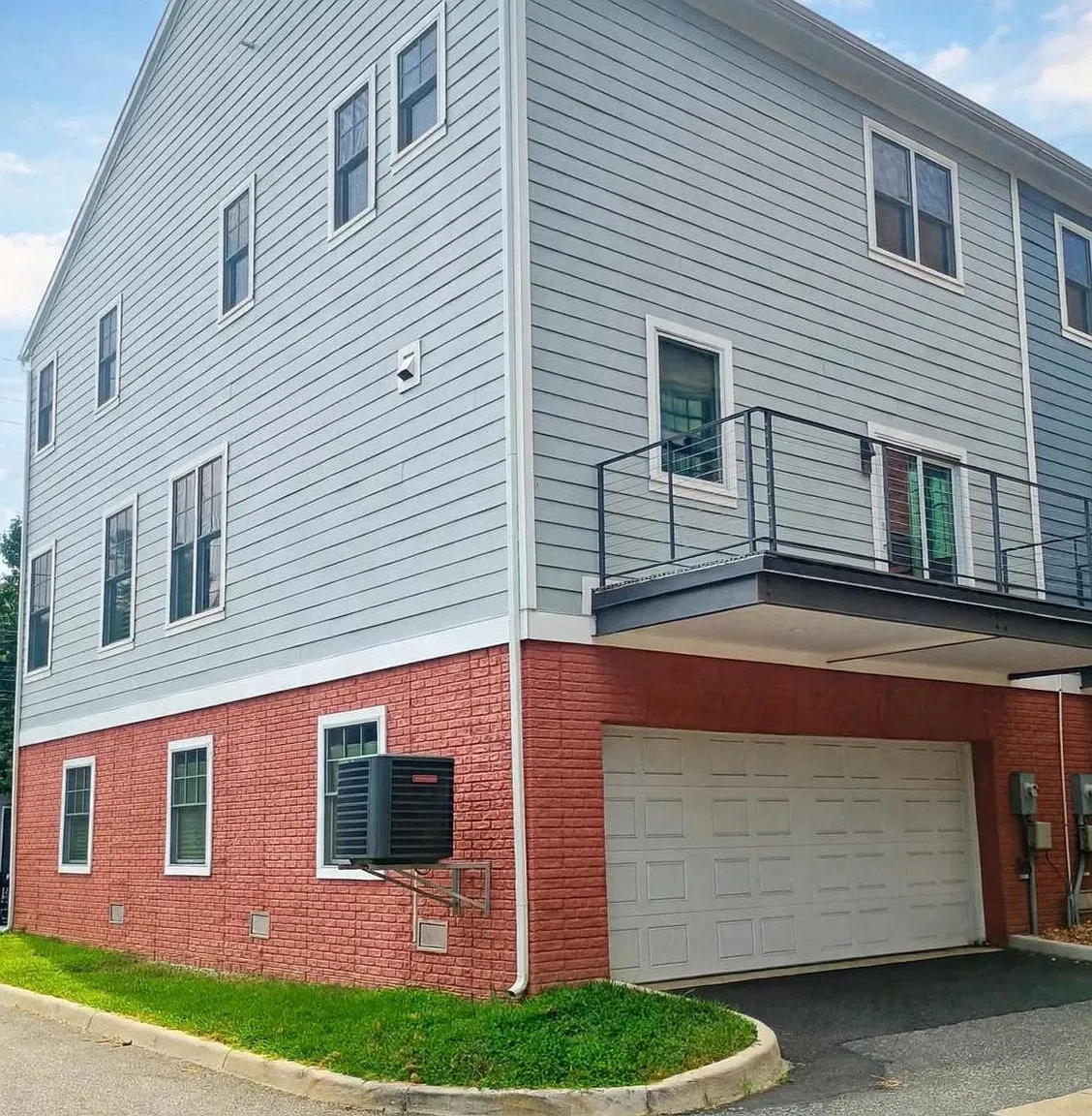 3 bed, 2.5 bath, 2200 sqft, $2,999 — Photo 2