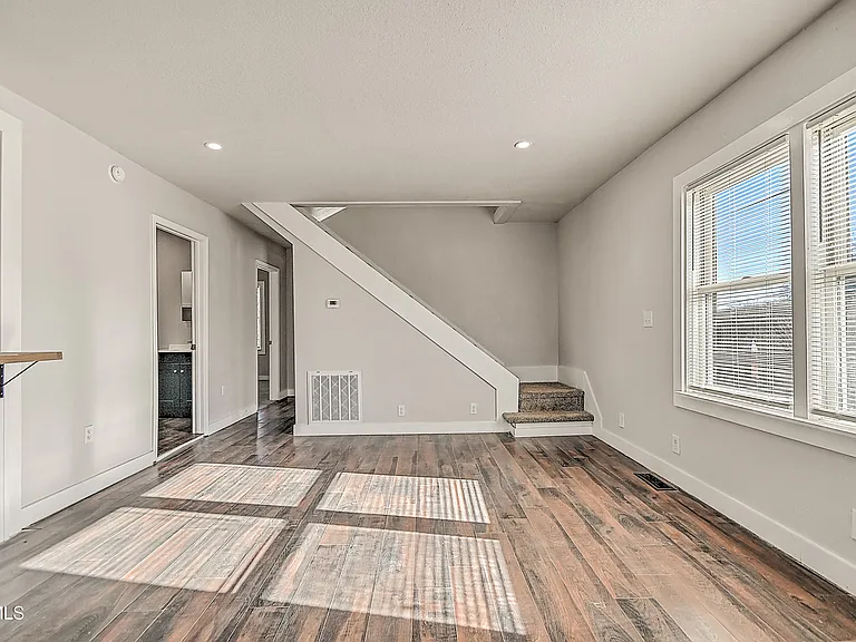 488 Virgil Ave — Photo 4