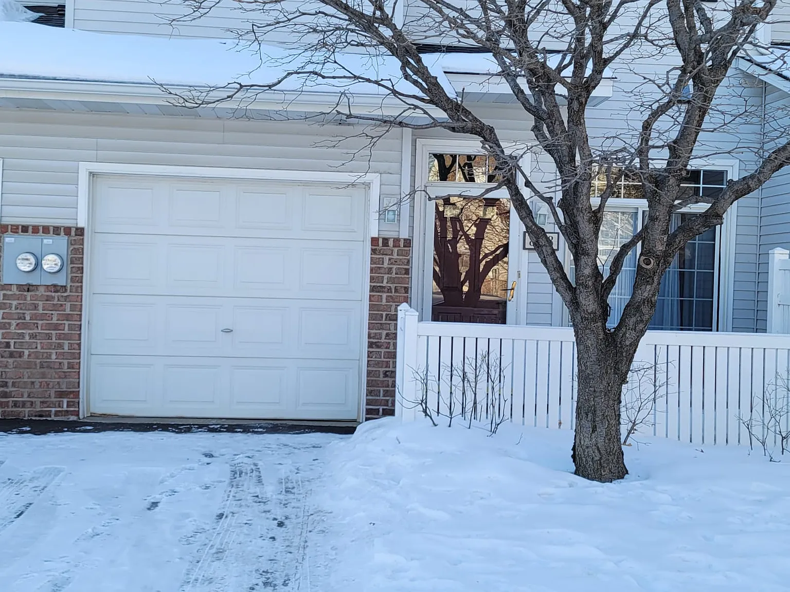 Cozy Townhome with Fireplace | 2BR in Eden Prairie — Photo 4