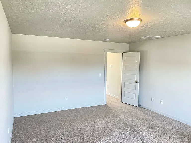 236 W Wausau St — Photo 27