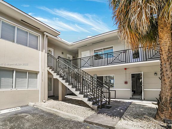 3rd image of 95 Edgewater Dr APT 203