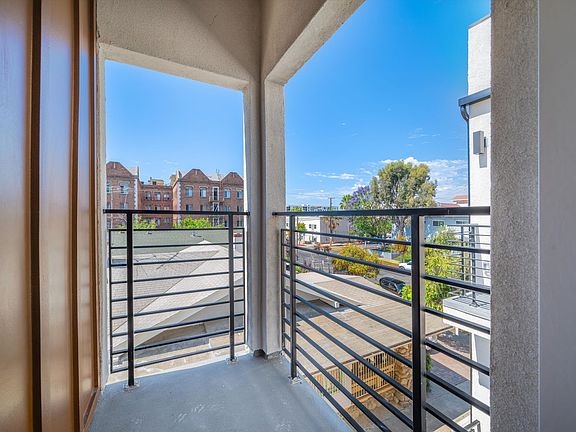 4th image of 926 S Harvard Blvd #928