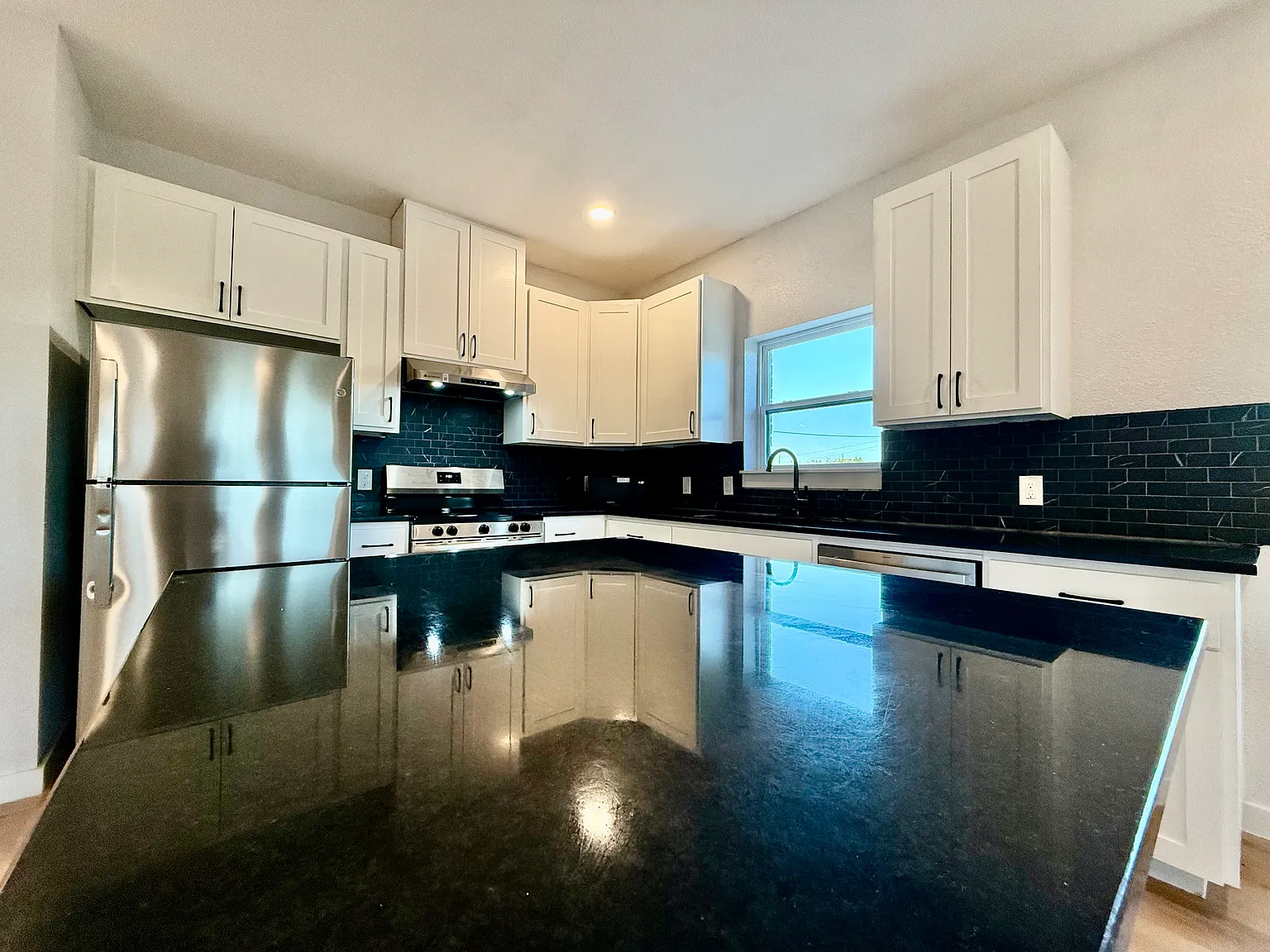 4 bed, 2.5 bath, 1483 sqft, $2,200 — Photo 2