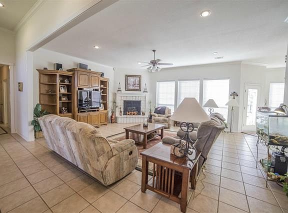 4th image of 827 Cody Rd