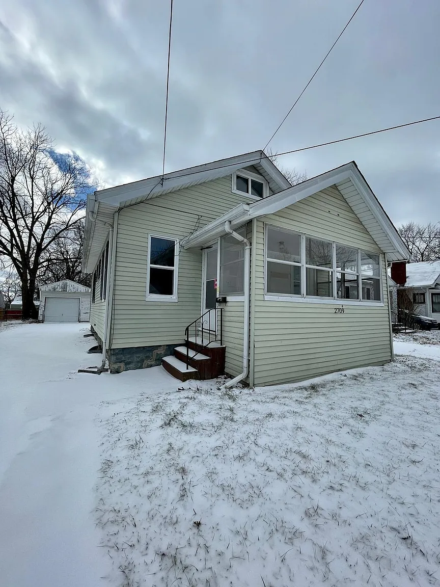 2709 Brown St photo 1