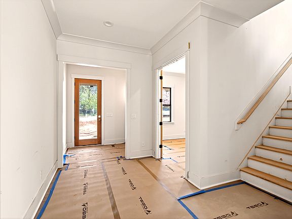 3rd image of 909 Oberlin Rd