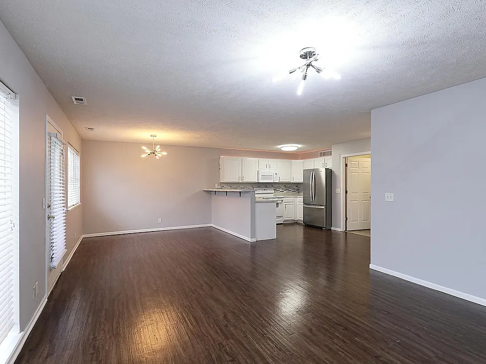 8805 Venice Ln
