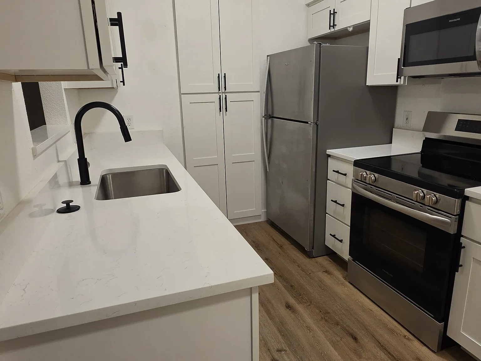 2 bed, 930 sqft, $1,645 — Photo 3