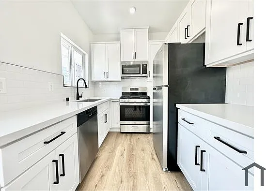 1019 Albany St #17 — Photo 5