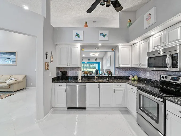 7916 Coral Pointe Dr — Photo 14