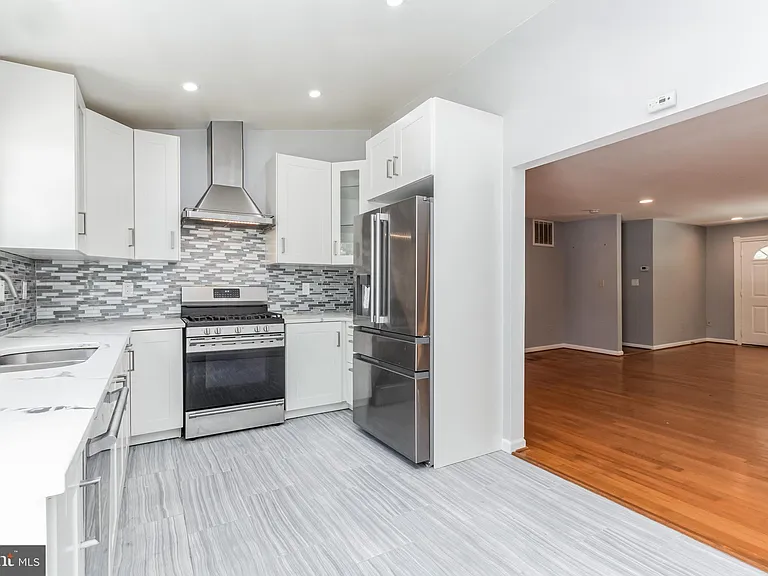 13905 Parkland Dr — Photo 10