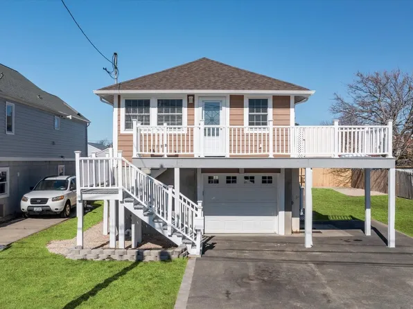 5 Lee Place, Amity Harbor, NY 11701