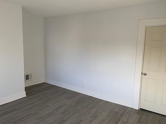 4th image of 2725 Cobden St