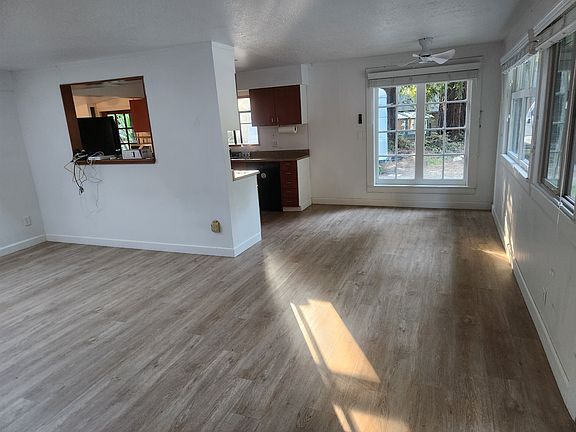 4th image of 23630 Glenwood Dr